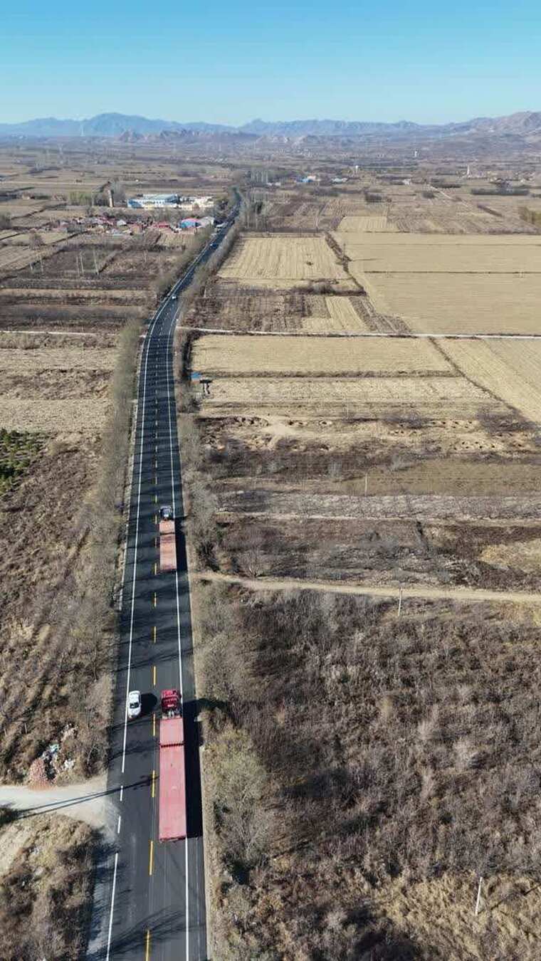 航拍乡村公路与田野景象