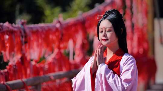 汉服女子在许愿桥上 许愿 双手合十