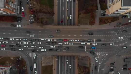 高速公路和桥梁上汽车通过的空中延时