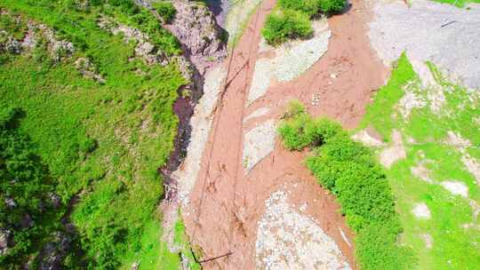 河谷雨后泥石流冲刷地貌