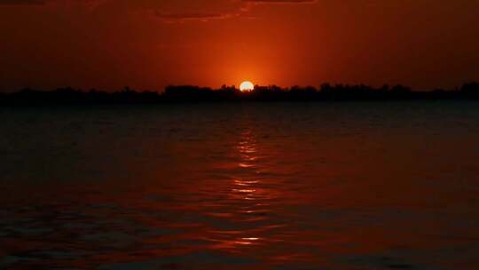 湖面夕阳红落日波光粼粼的水面黄昏