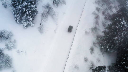 4K湖北神农架无人机航拍雪景山区跟拍越野车