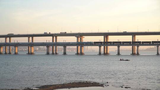 大海上列车动车日落夕阳