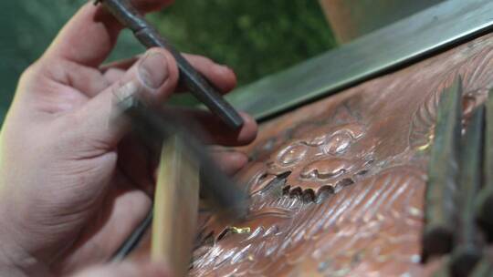 手工艺视频手工匠人锻铜雕刻麒麟图案