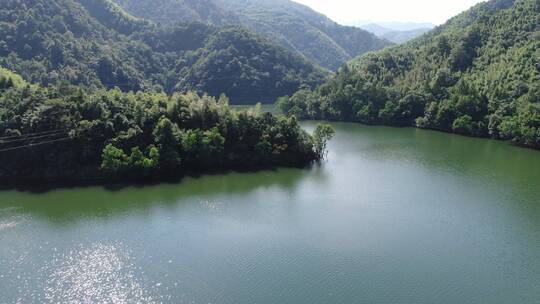航拍太湖源景区里畈水库蓝绿色的水池