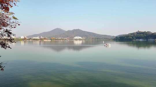 南京玄武湖台菱花架湖边远眺紫金山风光