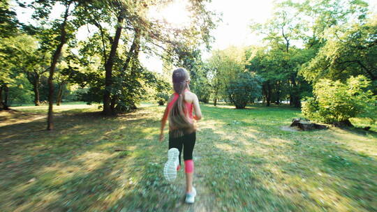 在草丛里跑步的孩子