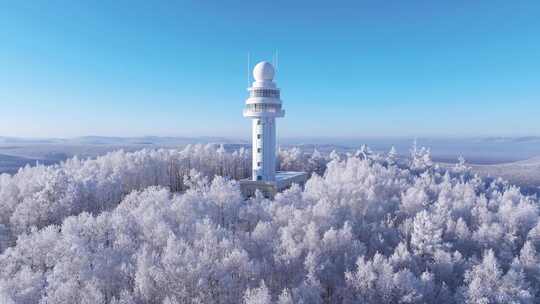 坐落在大兴安岭林海雪原山顶气象雷达塔雾凇