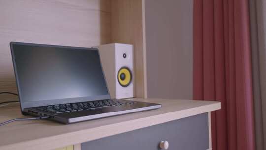 卧室里桌子上的笔记本电脑视频素材模板下载
