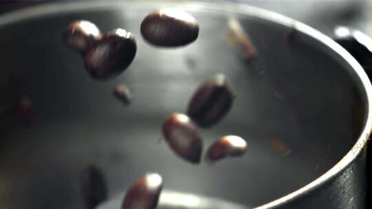 咖啡豆研磨加工慢动作特写镜头