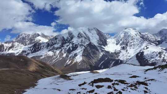 川西山脊垭口航拍横断山脉勒多曼因雪山群峰