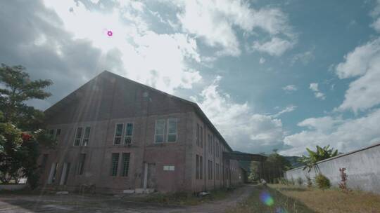 青砖老厂房尖顶遗弃工厂延时视频