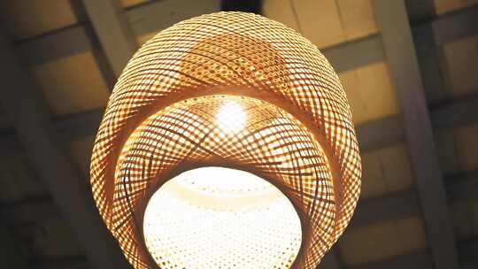 编织藤制灯罩温暖发光