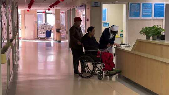 医院护士服务坐轮椅病人场景