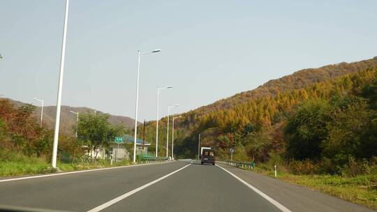 东北秋天公路两边的大山景色视频素材模板下载