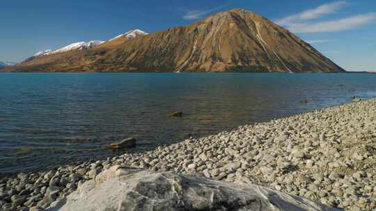 山间湖水荡漾