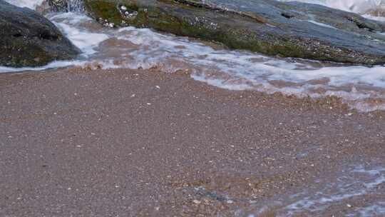 海浪海水冲刷拍打海滩礁石