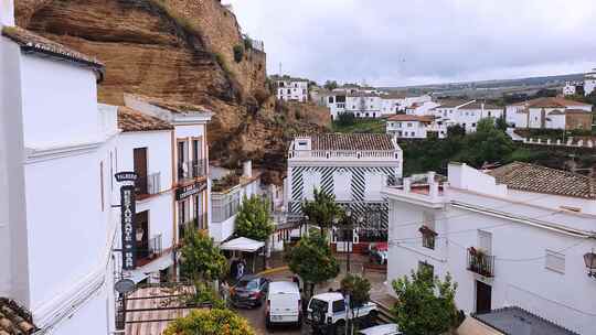 西班牙安达卢西亚加的斯省塞特尼尔·德拉斯·博德加斯美丽的村庄。洞穴建筑
