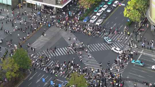 城市斑马线行人