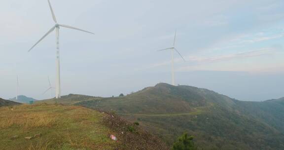 4K风电场风车和高山景观
