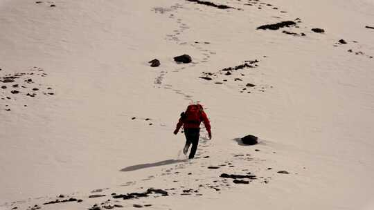 攀登岷山山脉主峰雪宝顶雪山的登山队