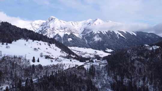 法国阿尔卑斯山著名滑雪场的鸟瞰图