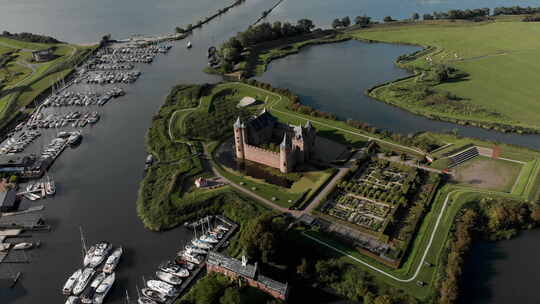 空中倒退展示阿姆斯特丹附近穆伊登的穆德波特城堡及其郁郁葱葱的花园视频素材模板下载