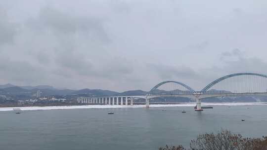 航拍冬天城市滨江雪景（2）