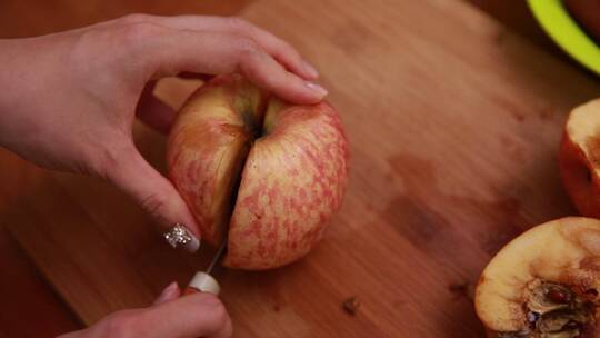 切开苹果发现是怀的