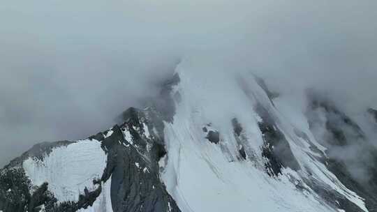 航拍四川甘孜贡嘎山卫峰乌库楚雪山风光