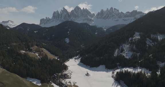 意大利南蒂罗尔圣约翰教堂和雪山的鸟瞰图。