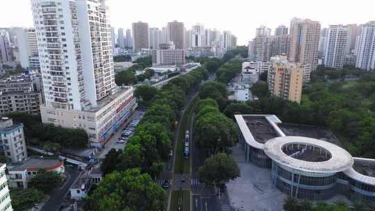 城市道路航拍，道路两旁高楼林立绿树成荫