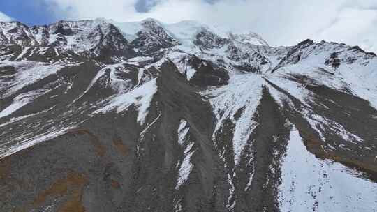 航拍川西贡嘎山区勒多曼因雪山风光