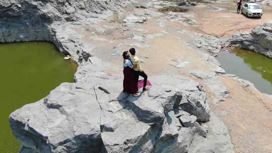 这对夫妇站在岩石上的无人机镜头