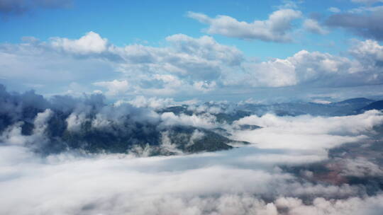 云雾缭绕的山川大地