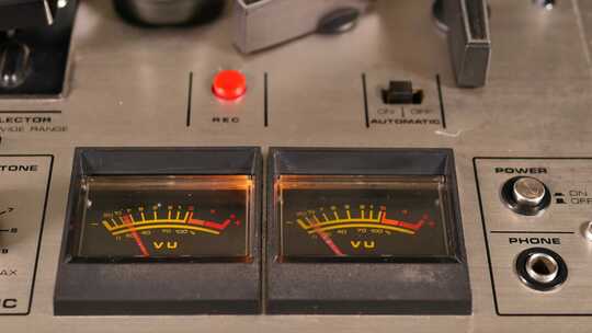 VU米的旧卷轴到卷轴磁带录音机特写