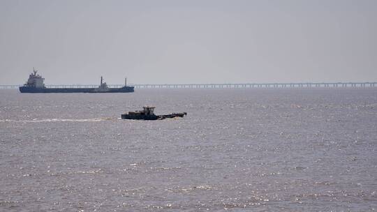 杭州湾海边城市岛屿礁石海浪