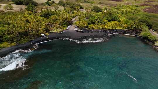 波浪和原始海洋普纳卢？美国夏威夷州大岛上的黑沙滩。