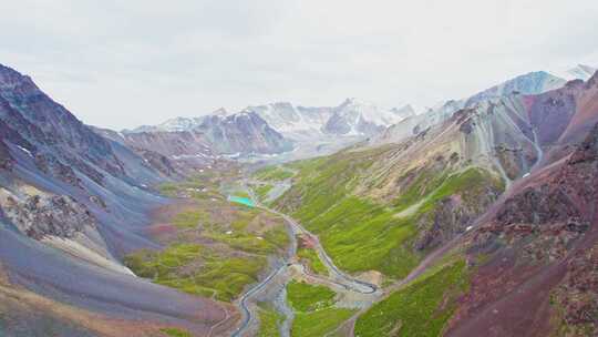 新疆独库公路雪山湖泊自然风光航拍