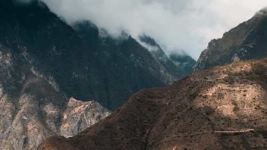 云南德钦山区荒凉大山云雾