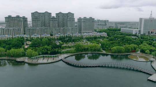 雨后湖新，翠色入镜