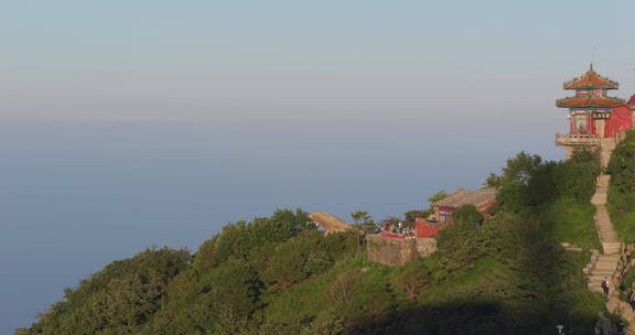 泰山山顶游客观看日出太阳升起