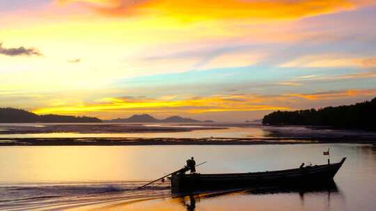 夕阳下海面小船行驶景象