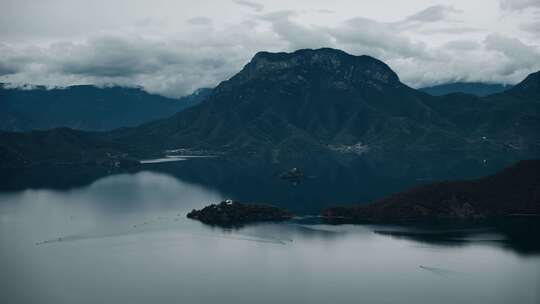 云南宁蒗泸沽湖蛇岛狮子山全景