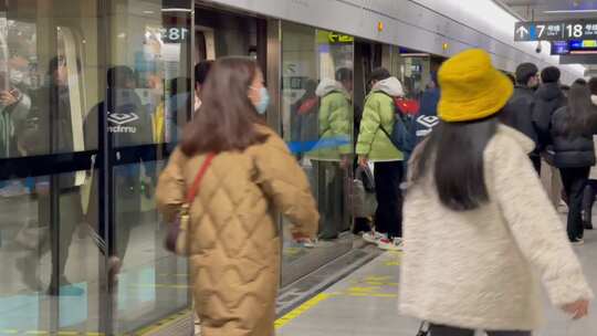 地铁人流站台上下车旅客视频素材模板下载