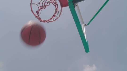 篮球场女孩打篮球运球上篮进球慢动作视频素材模板下载