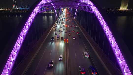 城市晚高峰车流穿梭桥梁
