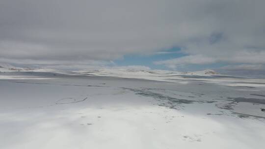 航拍云海下的高原雪后风光