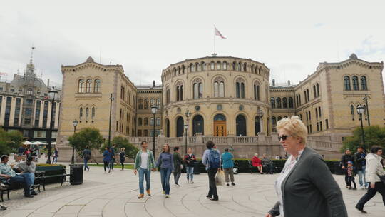 人们漫步在奥斯陆的国会大厦