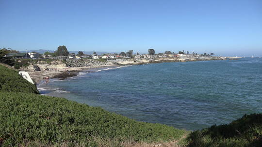 海浪拍打着海岸      